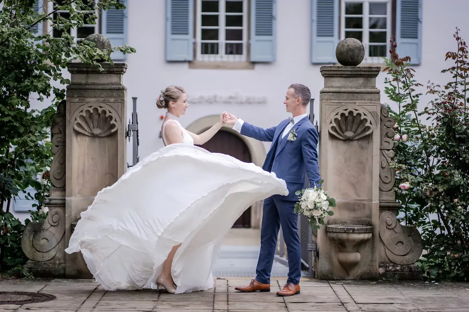 Brautpaar küssend vor malerischer Bergkulisse im Allgäu