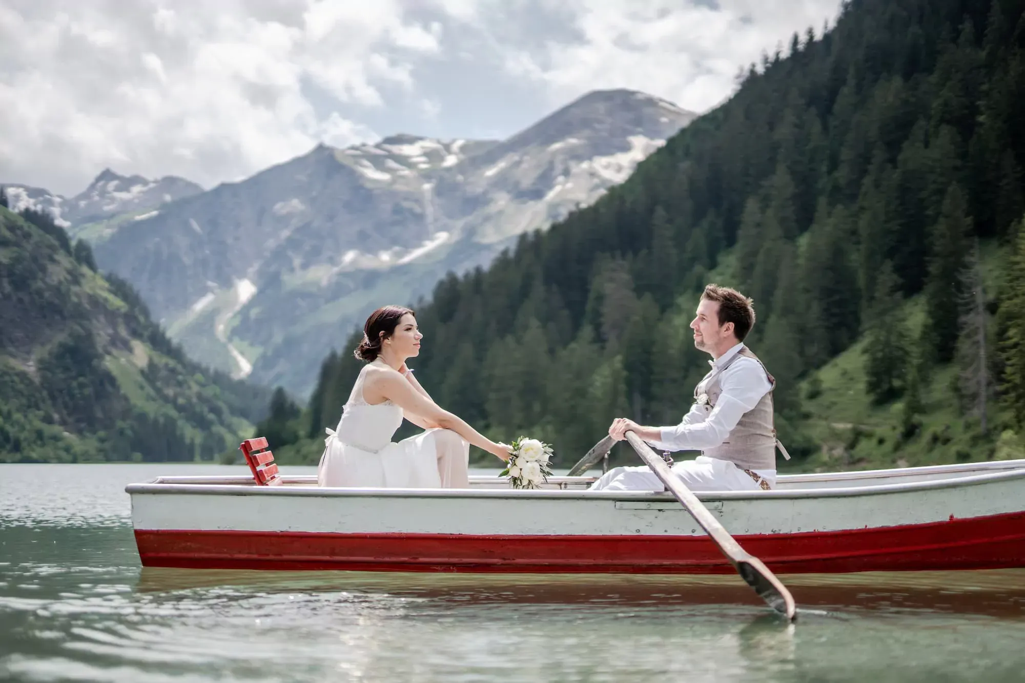 Brautpaar vor dem türkisblauen Vilsalpsee umgeben von hohen Alpengipfeln