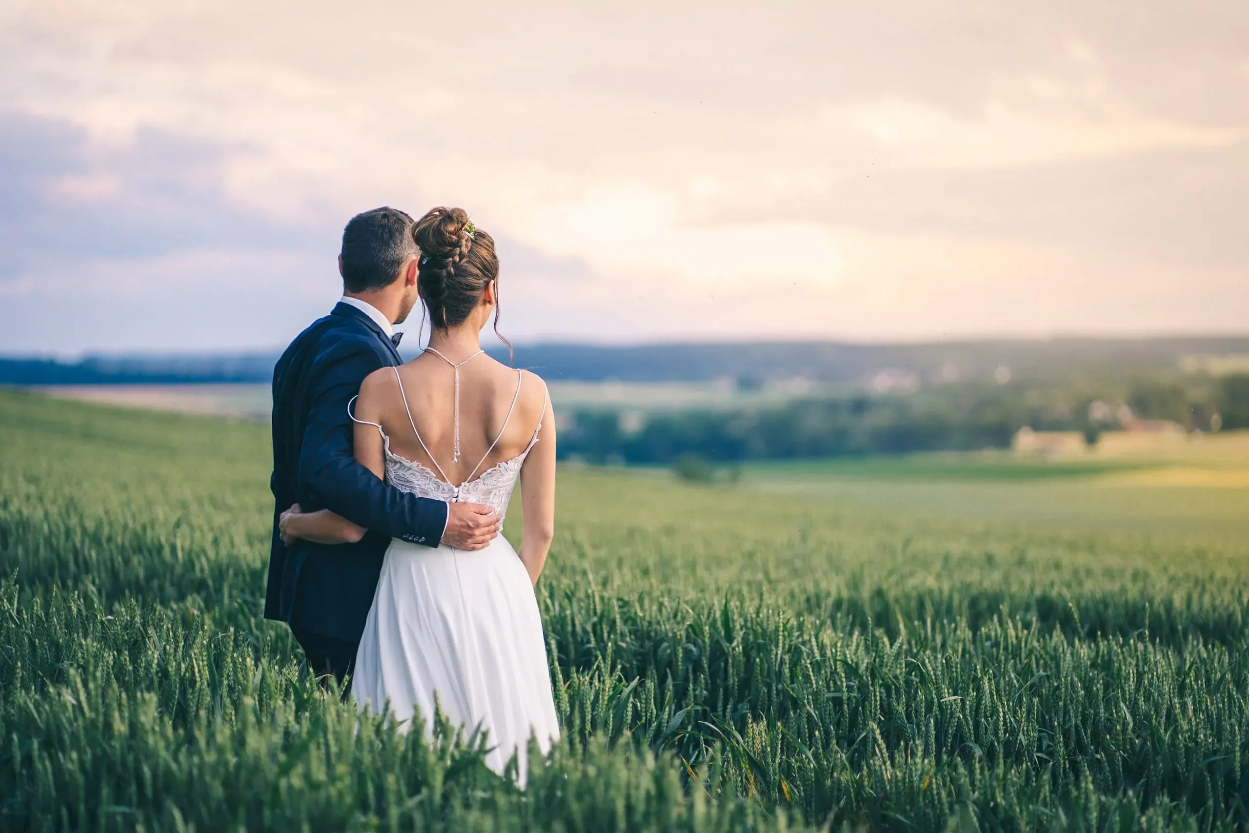 Brautpaar lachend vor historischem Gebäude in Ravensburg