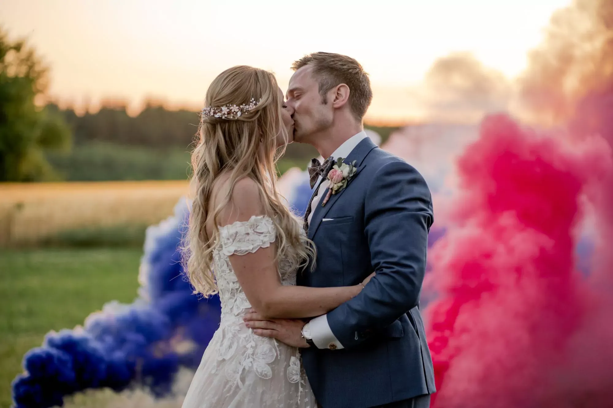 Brautpaar beim romantischen Fotoshooting auf Landgut Halsberg