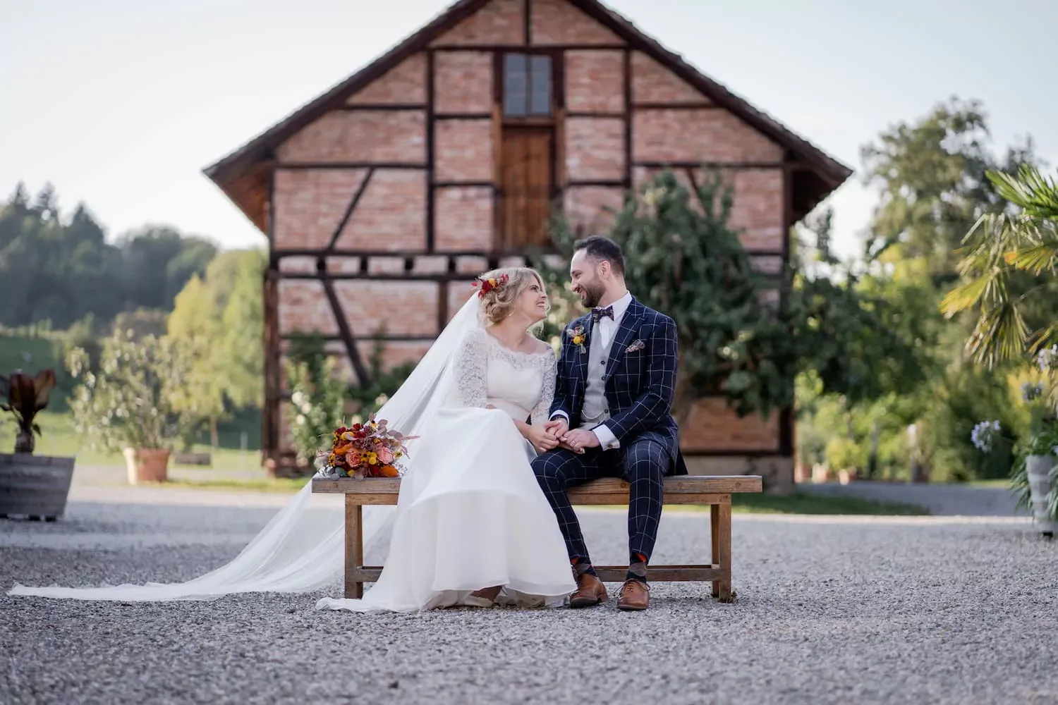 Hochzeitsfotoshooting auf einer Blumenwiese in Wangen