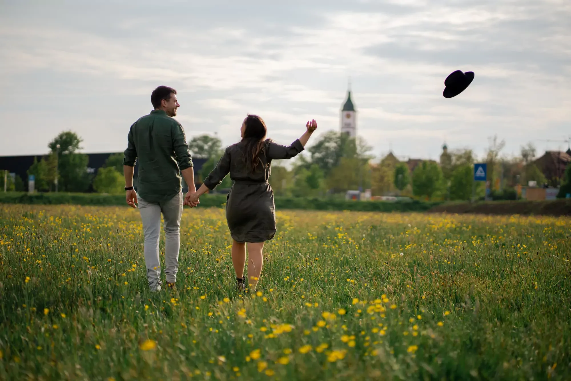 Frühlings-Paarshooting mit Kirschblüten bei Wangen im Allgäu