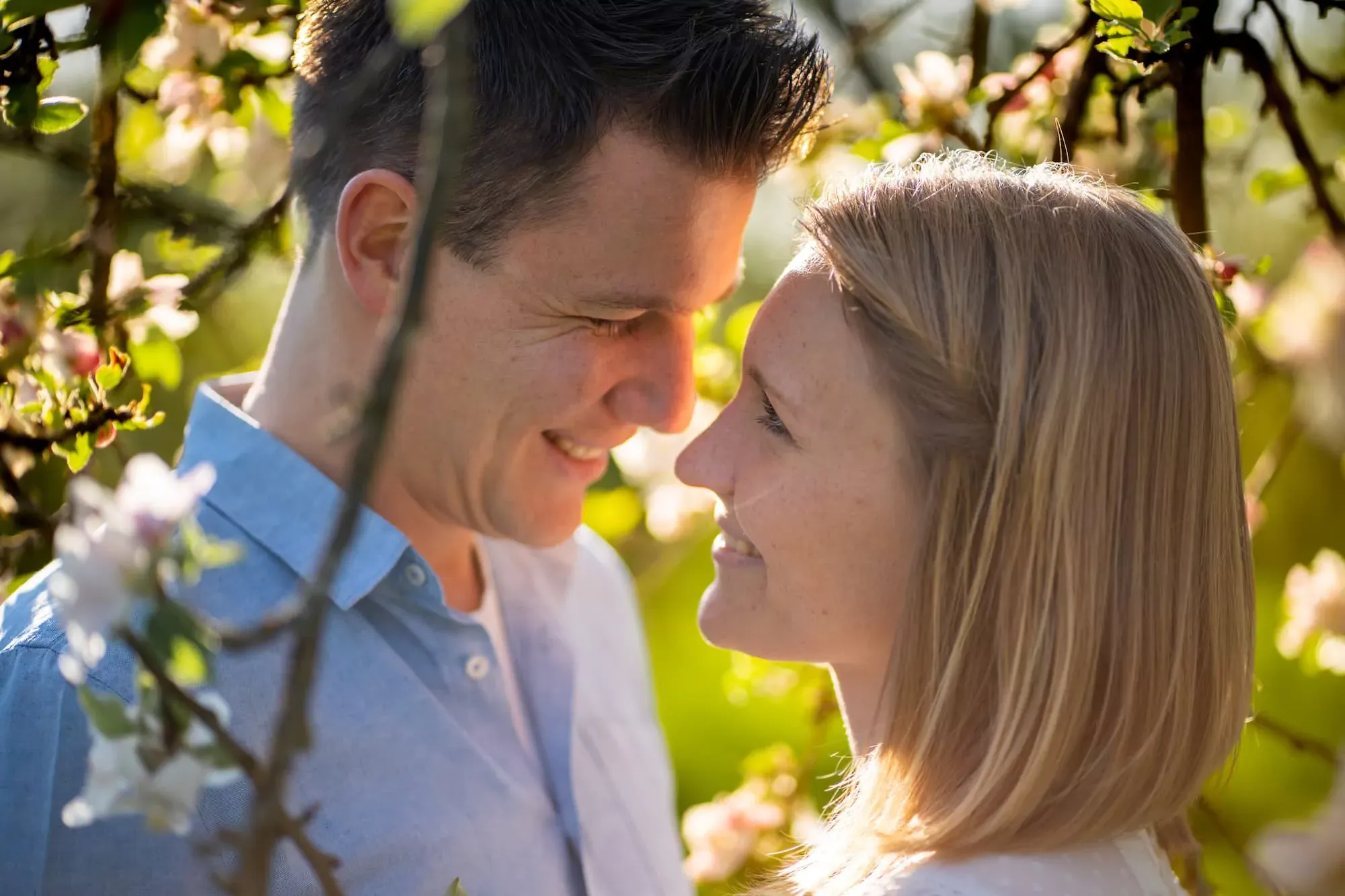 Junge Frau umgeben von rosa Kirschblüten in voller Blüte