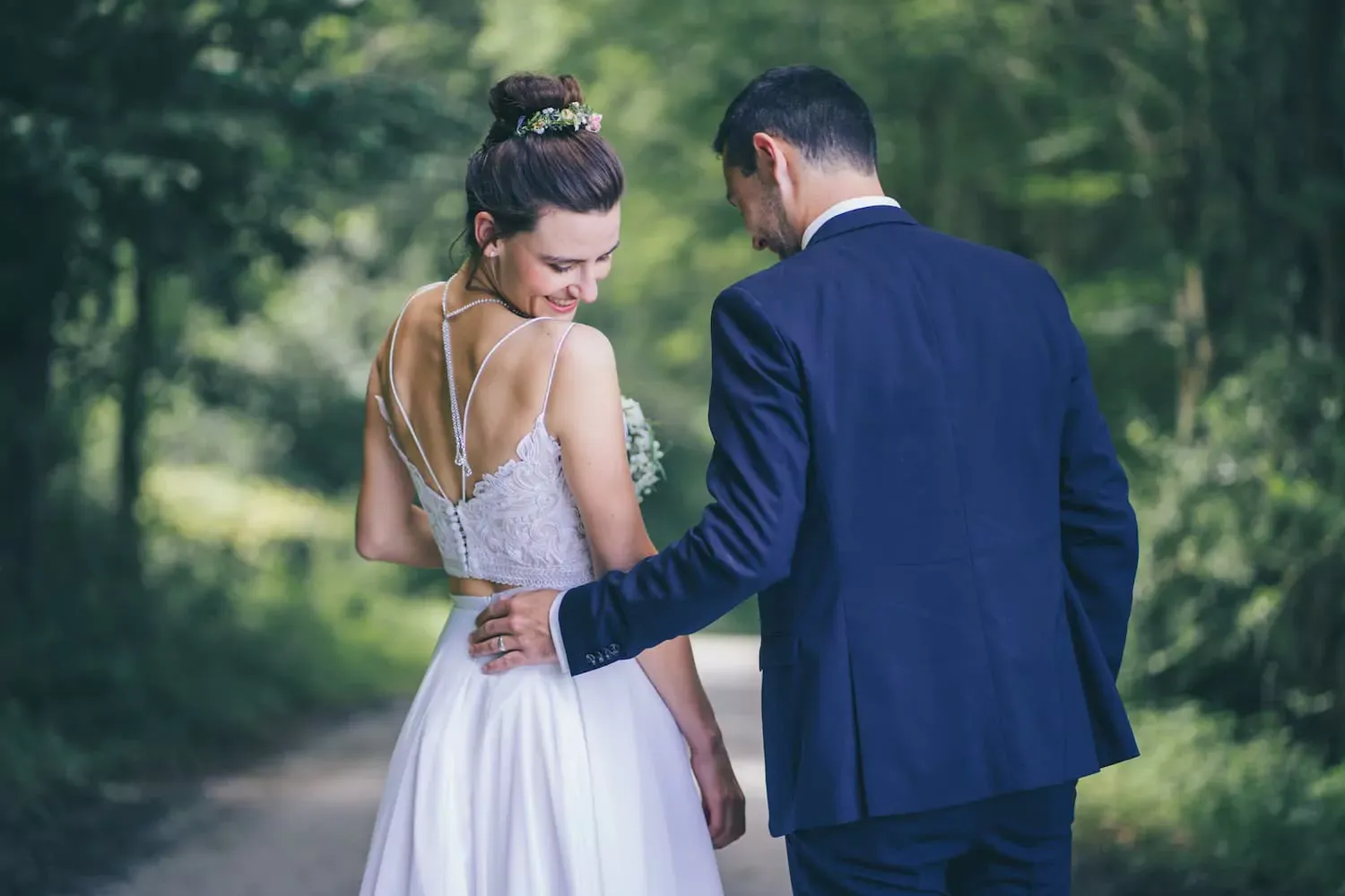 Braut und Bräutigam Hand in Hand bei Sonnenuntergang im Allgäu