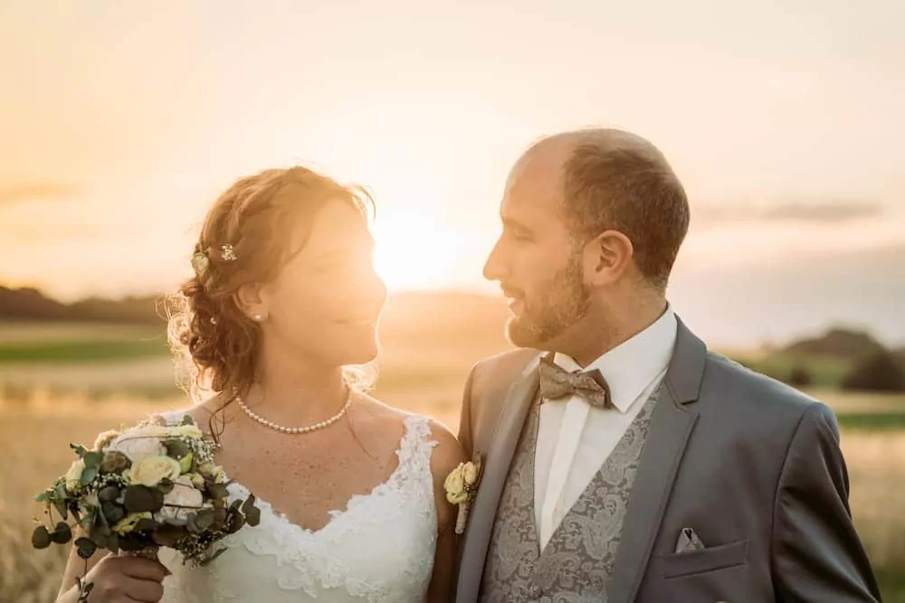 Hochzeitspaar beim Sonnenuntergang